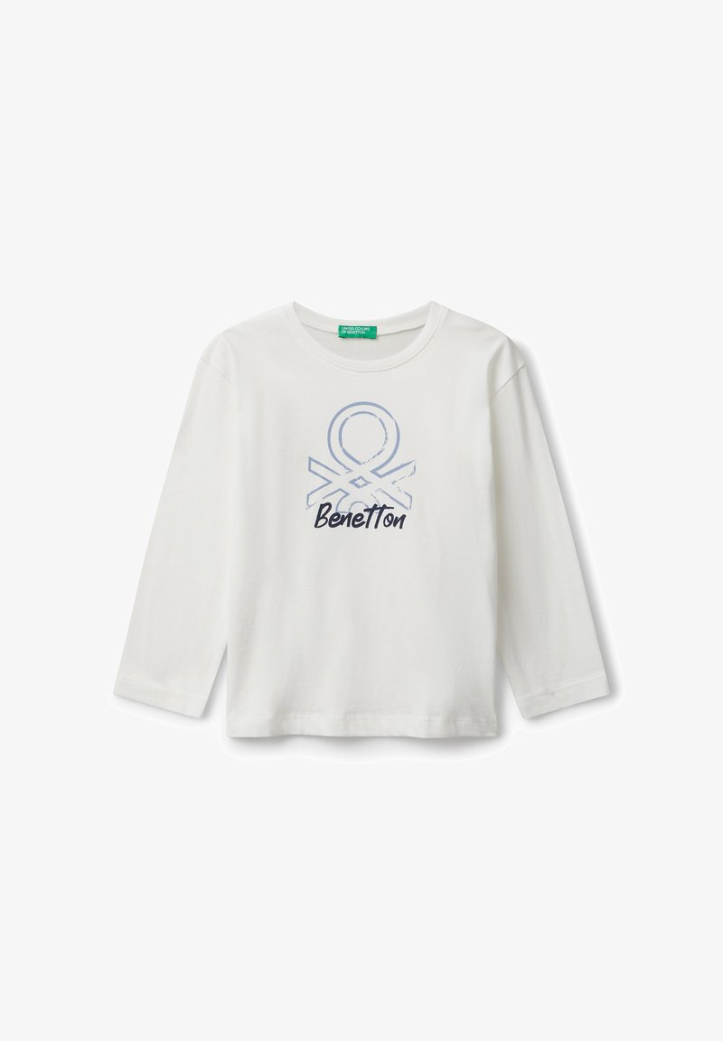 Weißes langärmeliges T-Shirt mit Rundhalsausschnitt und dem hellblauen und schwarzen United Colors of Benetton Logo, das mittig auf der Front platziert ist.
