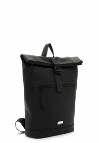 Sac à dos noir imperméable au design roll-top, avec une sangle ajustable, une poche frontale zippée et un détail de branding subtil. Texture lisse et mate.