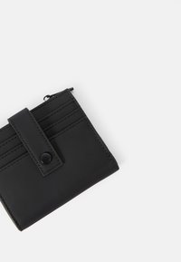  Carteira de couro preta com formato retangular. Possui fecho de botão, quatro compartimentos para cartões e um bolso com zíper para moedas.