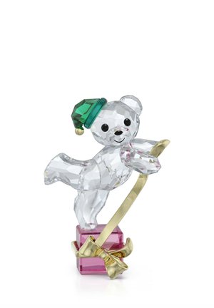 Kristallfigur eines Teddybären mit grünem Hut, der auf einer Goldkufe Schlittschuh läuft, befestigt auf einem rosa rechteckigen Sockel mit einer goldenen Schleife.