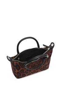 Torba s leopard uzorkom, u smeškim i crnim tonovima, plišaste teksture, s crnim kožnim ručkama. Ima zatvarač i unutarnju džep.