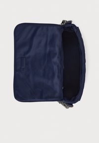 Τσάντα ναυτικού μπλε χρώματος από λεία υφή, με μεταλλική αλυσίδα ως διακοσμητικό στοιχείο. Το εσωτερικό της είναι ευρύχωρο και επενδεδυμένο με μαλακό υλικό.