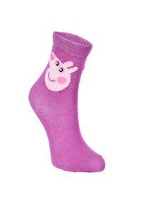 Calcetín de tobillo rosa con un borde acanalado, que presenta un diseño de cerdo de dibujos animados sonriente en blanco y rosa claro, sobre un fondo morado sólido.