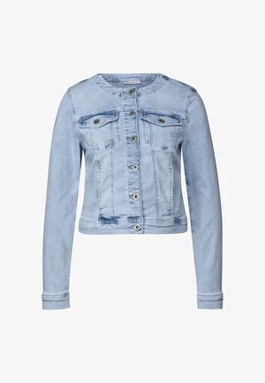 Chaqueta de mezclilla azul claro con mangas largas, cierre de botones, dos bolsillos en el pecho y un corte ligeramente cropped. Textura desgastada en la tela.