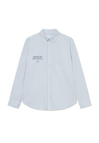 Chemise à manches longues bleu clair avec des rayures verticales, col classique, fermeture à boutons sur le devant, poche poitrine unique et texte imprimé sur le côté gauche.
