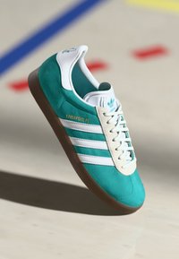 adidas Originals GAZELLE - Chaussures de football en salle - liverpool fc/sea green/footwear white