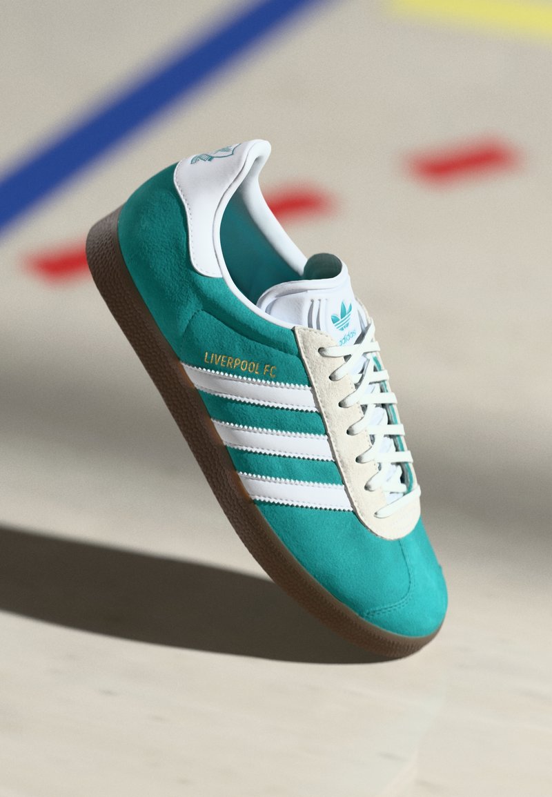 adidas Originals GAZELLE - Chaussures de football en salle - liverpool fc/sea green/footwear white