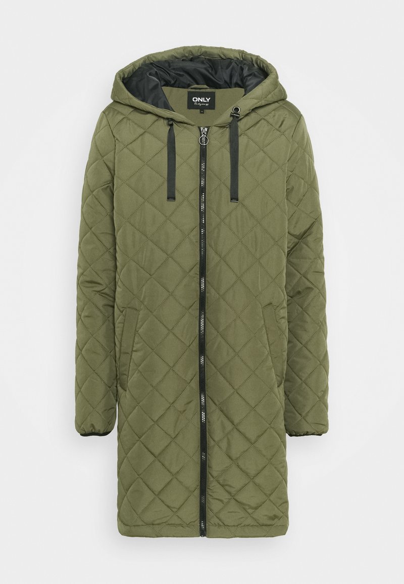 Manteau long matelassé vert olive avec capuche, deux cordons de serrage noirs et fermeture éclair noire. Présente un motif en losange et des poignets �élastiqués.