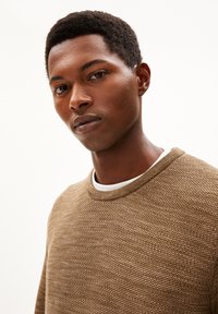ARMEDANGELS TOLAA - Strickpullover - dried moss cinnamon dust
