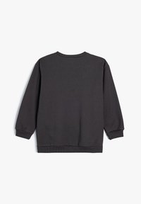 Sudadera gris oscuro con mangas largas, puños y dobladillo acanalados, y un escote redondo. La tela parece suave sin patrones visibles.