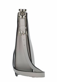 Borsa a spalla in pelle grigia chiara con superficie texturizzata, dotata di una chiusura in metallo argentato e di un accento nero lungo il bordo.