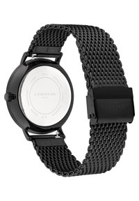 Schwarze Edelstahl-Uhr mit Mesh-Armband, rundem Gehäuse, glattem silbernen Lünette und minimalistischer Rückseite, die Marke und Wasserbeständigkeitsdetails anzeigt.