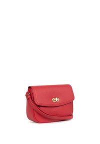 Borsa crossbody rossa in pelle con finitura testurizzata, chiusura a pattina e fibbia dorata. Tracolla regolabile per un utilizzo versatile.