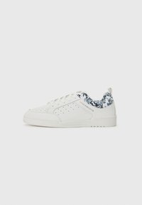 Hvite sneakers med en teksturert læroverdel, blå mønstrete krage, perforerte sider, flat hvit såle og snørebånd. Logo på siden.