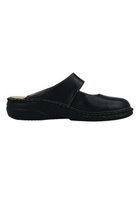 Zwarte leren klomp met een gebogen ontwerp, open achterkant en gestikte details langs de zool. Voorzien van een gladde textuur en gevoerde inlegzool.