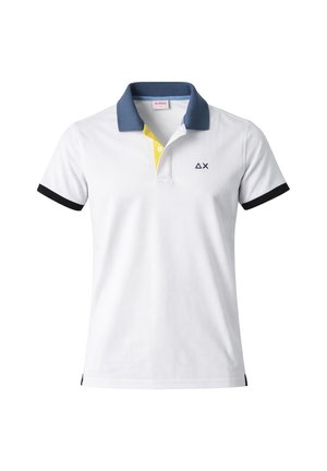 Polo bianca a maniche corte con colletto blu, patta interna gialla, bordi delle maniche neri e piccolo logo nero a triangolo e X sul petto.