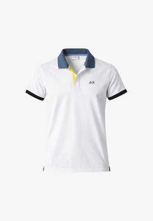 Polo bianca a maniche corte con colletto blu, patta interna gialla, bordi delle maniche neri e piccolo logo nero a triangolo e X sul petto.