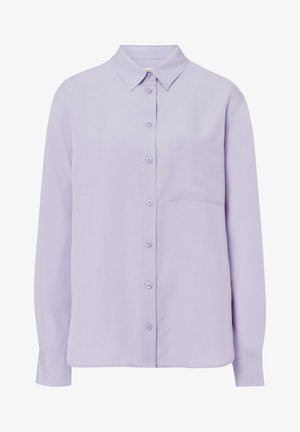 Chemise à manches longues lavande clair en tissu doux, dotée d'une fermeture à boutons, d'un col et d'une poche poitrine unique.