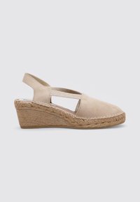 Alpargatas de cuña de ante beige con suela de yute trenzado, diseño de tipo slingback y correas laterales elásticas para soporte y estabilidad.