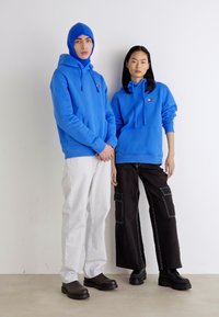 Tommy Jeans BADGE HOODIE UNISEX - Jersey con capucha - meridian blue