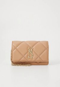 Gesteppte beige Lederhandtasche mit goldener Kettenriemen und goldenen Initialen M, S, A auf der vorderen Klappe vor weißem Hintergrund.