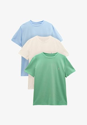 Drei schlichte T-Shirts mit Rundhalsausschnitt, gestapelt, Farben von vorne nach hinten: Grün, Off-White und Hellblau, auf weißem Hintergrund präsentiert.