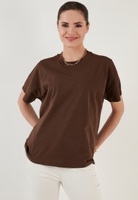 LELA CREW NECK  - Pamata T-krekls - brown