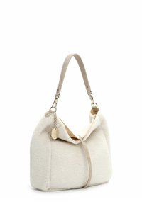 Borsa in feltro bianca con una tracolla in pelle beige, caratterizzata da hardware in oro e un piccolo charm. Forma arrotondata con una texture morbida.