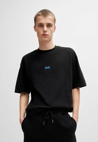 HUGO NALONO - Camiseta estampada - black one