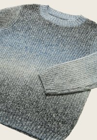 Kötött pulóver, kerek nyakkal, ombré mintával szürke és kék árnyalatokban, bordás mandzsettákkal és aljjal. Texturált anyagfelület.