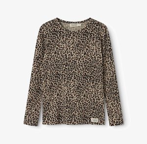 Košulja dugih rukava s leopardskim uzorkom u bež, crnoj i smeškastoj boji. Ima okrugli izrez i meku teksturu. Oznaka brenda na donjem rubu.