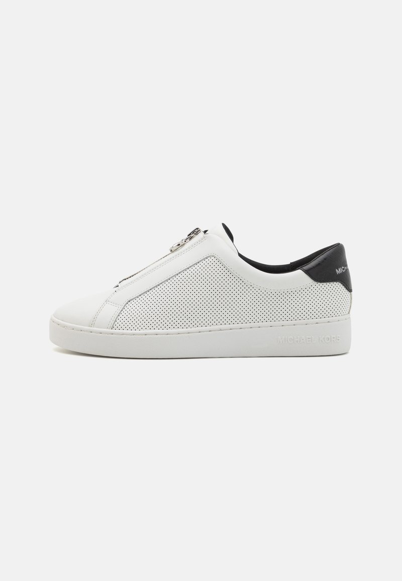 Sneakers bianchi in pelle con design perforato, accento contrastante sul tallone nero, zip laterale e suola in gomma bianca. Nome del marchio impresso.