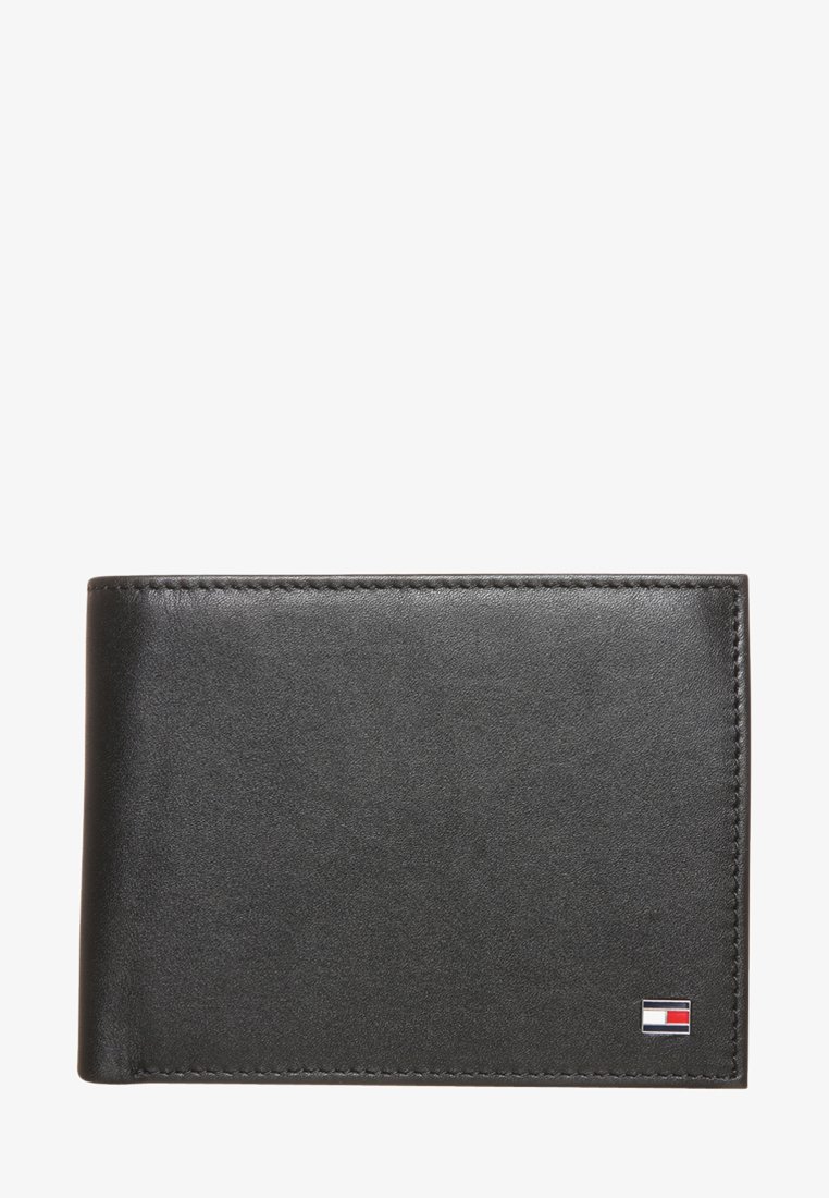 Czarny skórzany portfel o gładkiej fakturze, składany w formacie bi-fold, z subtelnym logo w prawym dolnym rogu. Krawędzie są przeszyte.