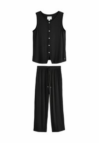 Haut sans manches noir avec des boutons à l'avant et une coupe décontractée, associé à un pantalon noir à cordon de serrage assorti. Tissu doux et léger avec une texture lisse.