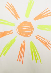 Oranje cirkel met afwisselende oranje en gele penseelstreken stralen op een witte achtergrond, die lijken op een gestileerde zon.