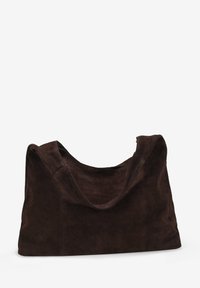 Bolso tote de ante marrón con una textura suave, abertura amplia y asas largas. Presenta un diseño minimalista sin herrajes ni adornos visibles.