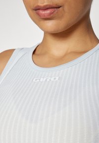 Hellblaues Sport-Tanktop aus strukturiertem Stoff, mit rundem Halsausschnitt und kleinem weißen Logo auf der Brust.