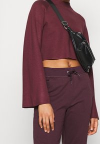 NA-KD Sweter