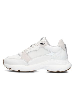 Witte sneaker met suède en mesh accenten, met een ronde neus, dikke zool en lichtgrijze details. Inclusief vetersluiting en logo.