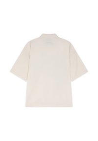 Beżowa koszulka polo z krótkim rękawem o luźnym kroju, z małym wytłaczanym logo umieszczonym centralnie przy kołnierzu z tyłu.