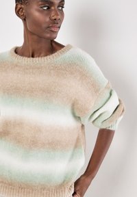 Beige und mint gestreifter Pullover mit lockerer Passform, rundem Halsausschnitt, aufgerollten Ärmeln und weichem, strukturiertem Strickstoff.