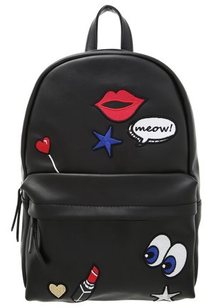 Zwarte rugzak met kleurrijke patches, waaronder rode lippen, een blauwe ster, een spraakballon met "miauw!", ogen, lippenstift en hartvormen.