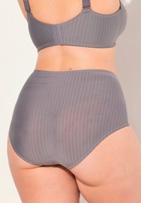 Ensemble de lingerie gris avec un motif rayé, tissu doux, bretelles réglables et design taille haute. Bords sans coutures pour le confort.