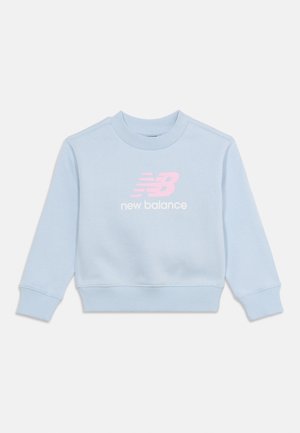Ανοιχτό μπλε φούτερ μακρυμάνικο με στρογγυλή λαιμόκοψη, ριμπ μανσέτες, τελείωμα και ροζ λογότυπο της New Balance με κείμενο στο κέντρο του στήθους.