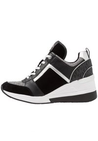 Botte wedge noire et argent avec lacets blancs, bout texturé et panneau de talon marqué. Semelle surélevée avec un motif de grip noir et blanc.