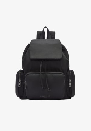 Zaino in nylon nero con pattina superiore, chiusura a cordoncino e diverse tasche con zip nella parte anteriore e laterale. Logo alla base.