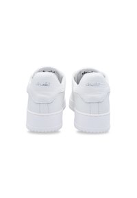 Sneaker bianche in pelle con un design semplice, colletto imbottito e accenti texturizzati. Suola piatta in gomma con battistrada per aderenza.