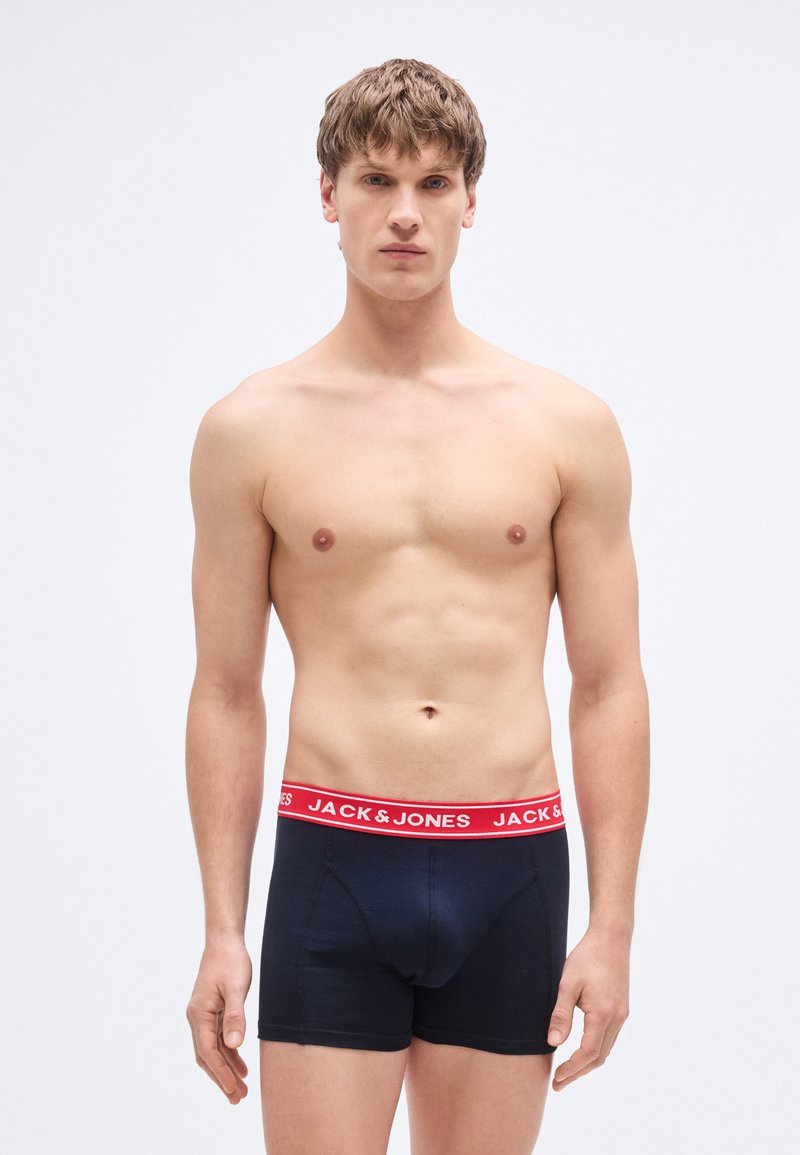 Μποξεράκια από βαμβάκι σε ναυτικό μπλε χρώμα με κόκκινη ελαστική μέση που έχει το λογότυπο "JACK & JONES", εφαρμοστή σχεδίαση και μεσαίου μήκους πόδια.