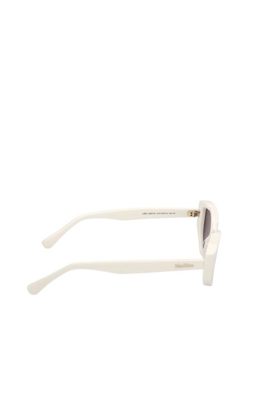 Occhiali da sole bianchi con montatura spessa, lenti leggermente arrotondate e asticelle sottili con logo del brand inciso, che mostrano una texture opaca.