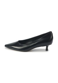 Pantofi cu toc kitten din piele neagră, cu vârf ascuțit și finisaj neted. Au un toc joasă și un design simplu, fără modele sau accente vizibile.